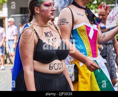 Braunschweig, Allemagne, 13 août 2022: Femme avec soutien-gorge noir et face à la parade de la CDD Banque D'Images