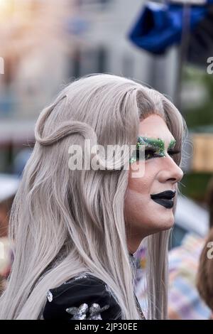 Braunschweig, Allemagne, 13 août 2022: Demi-portrait de la reine de drag avec des cheveux gris et le visage très constitué au défilé de la CDD Banque D'Images