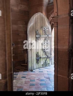 St Marys Chapel à Arley Hall & Gardens, Northwich, Cheshire a cette porte intéressante avec des pièces d'art décoratives. Banque D'Images