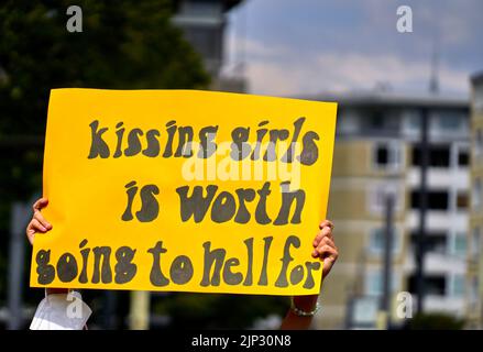 Braunschweig, Allemagne, 13 août 2022: Affiche jaune avec un lettrage noir indiquant les plaisirs des filles baiseuses, sur le défilé de la CDD Banque D'Images