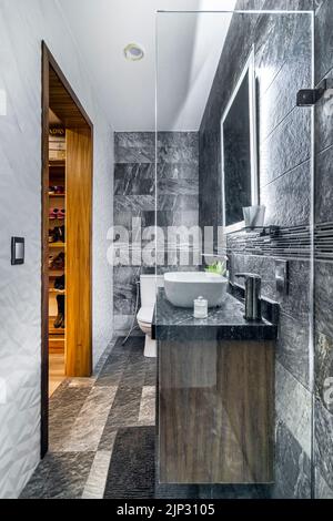 salle de bains avec finitions de luxe, miroir principal avec lumière led de derrière, lavabo en céramique blanche Banque D'Images