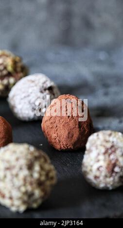 Une truffe au chocolat vegan fraîchement préparée recouverte de poudre de cacao, photo sélective Banque D'Images