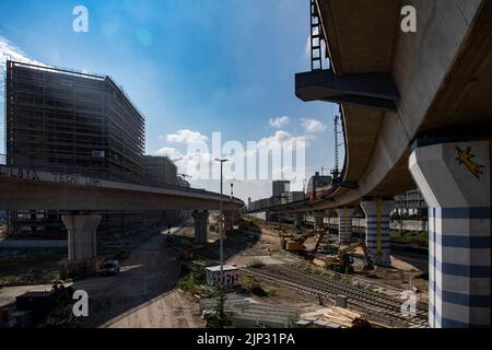 Berlin, Allemagne. 15th août 2022. Une nouvelle ligne de chemin de fer peut être vue dans le nouveau quartier de Heidestraße. Les travaux de construction sur la zone d'Europacity, qui s'étend sur plusieurs hectares, devraient se poursuivre jusqu'en 2023. Des milliers de personnes y trouveront alors de nouvelles maisons, tandis que d'autres travailleront pour l'une des nombreuses entreprises. Credit: Paul Zinken/dpa/Alay Live News Banque D'Images