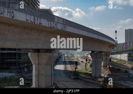 Berlin, Allemagne. 15th août 2022. Une nouvelle ligne de chemin de fer peut être vue dans le nouveau quartier de Heidestraße. Les travaux de construction sur la zone d'Europacity, qui s'étend sur plusieurs hectares, devraient se poursuivre jusqu'en 2023. Des milliers de personnes y trouveront alors de nouvelles maisons, tandis que d'autres travailleront pour l'une des nombreuses entreprises. Credit: Paul Zinken/dpa/Alay Live News Banque D'Images