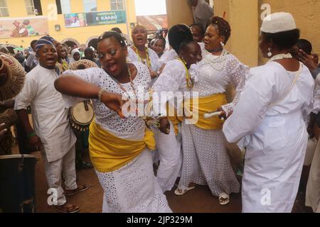 Les fidèles dansent pendant le festival Osun-Osogbo, à Osogbo, la capitale de l'État d'Osun au sud-ouest du Nigeria. Osun-Osogbo festival présente une occasion pour les indigenes d'Osogbo, les touristes et autres amateurs de plaisir de converger en ville pour la célébration annuelle de la déité féminine Yoruba que l'on croit apporter la chance et la fertilité pour les dévotés. Le festival a gagné une reconnaissance mondiale. Nigéria. Banque D'Images