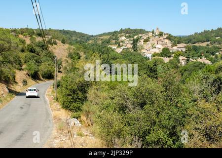 Vue sur le village d'Aragon près de Carcassonne dans le sud de la France. Banque D'Images