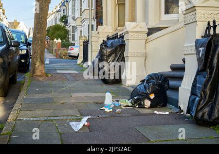 Une photo de poches noires de déchets jetées à côté d'un bâtiment de Ramsgate Banque D'Images