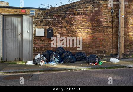 Une photo de poches noires de déchets jetées à côté d'un bâtiment de Ramsgate Banque D'Images