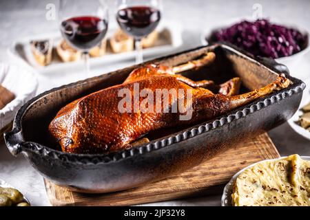 Fêtes d'oie et rôtis d'oie au four sur la table de fête. Banque D'Images