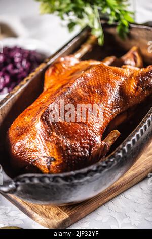 Fêtes d'oie et rôtis d'oie au four sur la table de fête. Banque D'Images