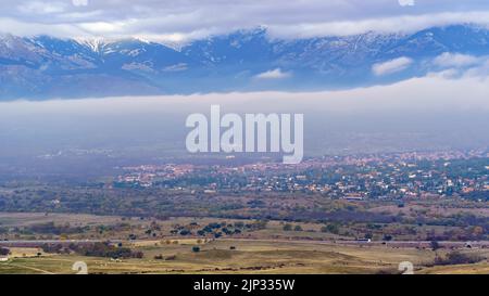 Vue aérienne sur les montagnes et les villages de Madrid dans la vallée. Navacerrada Guadarrama. Europe. Banque D'Images