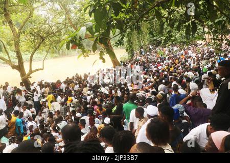 Adorateurs au festival Osun-Osogbo, à Osogbo, la capitale de l'État d'Osun sud-ouest du Nigeria. Osun-Osogbo festival présente une occasion pour les indigenes d'Osogbo, les touristes et autres amateurs de plaisir de converger en ville pour la célébration annuelle de la déité féminine Yoruba que l'on croit apporter la chance et la fertilité pour les dévotés. Le festival a gagné une reconnaissance mondiale. Nigéria. Banque D'Images