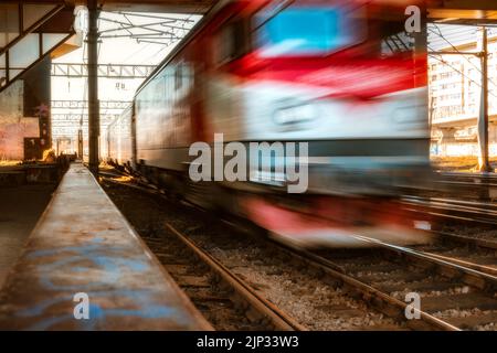 Une longue exposition de train passant par la gare du Nord à Bucarest Banque D'Images