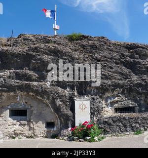 Le drapeau français survole les ruines de fort Vaux, Verdun, département de Meuse, Grand est, France, Europe Banque D'Images