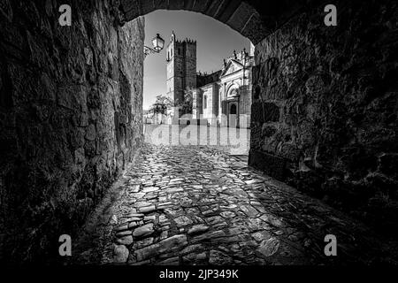Lumière au bout du tunnel dans la ville médiévale de Siguenza Guadalajara Espagne. Photo noir et blanc. Espagne. Banque D'Images