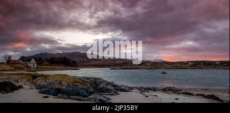 Paysage écossais - vue panoramique sur la côte d'Écosse avec le cottage de crofter avec vue sur la mer à l'aube, près d'Arisaig, Écosse, Royaume-Uni Banque D'Images