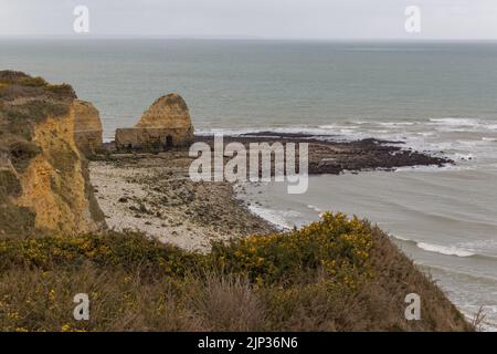 Un gros plan du promontoire de la Pointe du hoc sur la côte rocheuse d'un chenal Banque D'Images