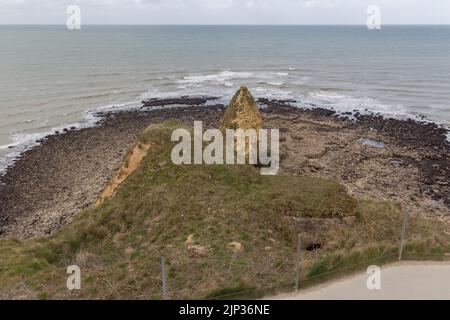 Un gros plan de la pointe du hoc sur la côte rocheuse d'un chenal Banque D'Images