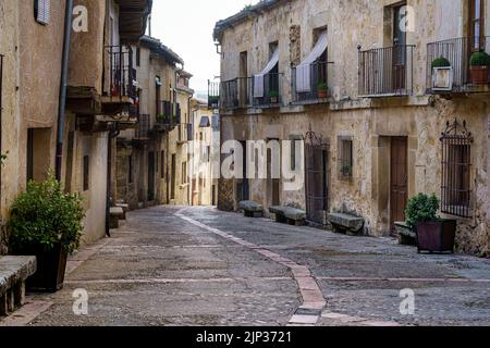 Vieille ville médiévale avec maisons en pierre, portes et fenêtres anciennes, rues pavées et atmosphère pittoresque. Pedraza, Ségovie, Espagne, Europe. Banque D'Images