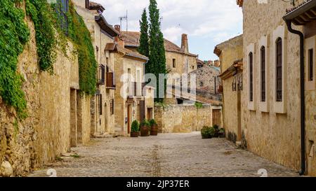 Vieille ville médiévale avec maisons en pierre, portes et fenêtres anciennes, rues pavées et atmosphère pittoresque. Pedraza, Ségovie, Espagne, Europe. Banque D'Images