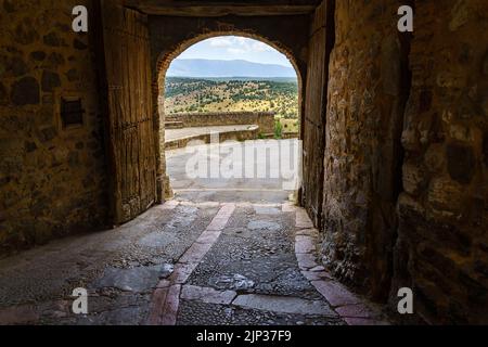 Château de Pedraza à Segovia. Ancien palais médiéval de chevaliers en pierre. Forteresse avec rues intérieures en pierre, plantes vertes, arches et tunnels. Espagne Banque D'Images