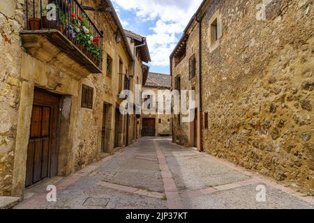 Vieille ville médiévale avec maisons en pierre, portes et fenêtres anciennes, rues pavées et atmosphère pittoresque. Pedraza, Ségovie, Espagne, Europe. Banque D'Images