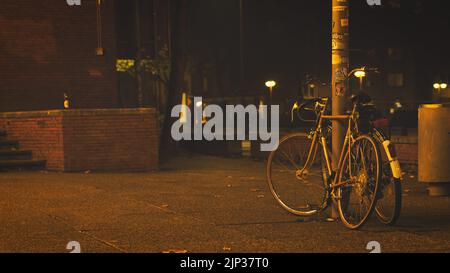 Deux vieilles bicyclettes en lanterne lumière devant le Bochum Schauspielhaus, Allemagne Banque D'Images