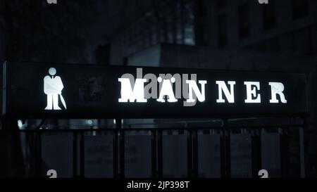 Un panneau avec le mode d'inscription (MEN), à l'entrée d'une toilette publique à Muenster, en Allemagne Banque D'Images