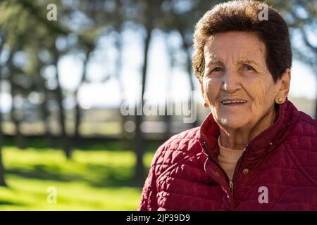 une femme âgée de 90 ans riant et regardant la caméra. Banque D'Images