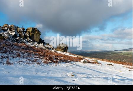 Paysages du Royaume-Uni : neige à l'attraction touristique emblématique des rochers de Cow et Calf sur la lande d'Ilkley dans le West Yorkshire, Angleterre, Royaume-Uni Banque D'Images