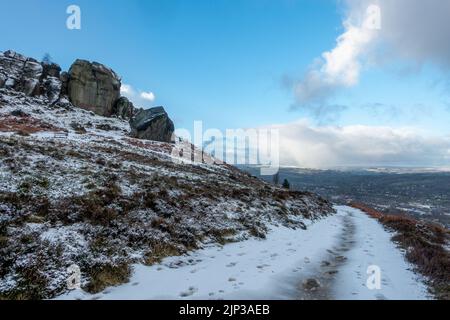 Paysages du Royaume-Uni : neige à l'attraction touristique emblématique des rochers de Cow et Calf sur la lande d'Ilkley dans le West Yorkshire, Angleterre, Royaume-Uni Banque D'Images