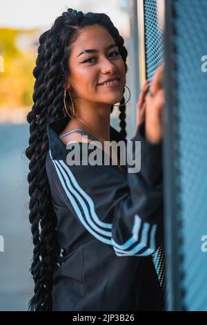 Une femme hispanique aux longues tresses souriantes Banque D'Images