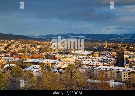 Vue panoramique de la vieille ville de Berne et des hauts plateaux bernois en hiver, capitale de la Suisse Banque D'Images