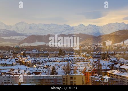 Vue panoramique de la vieille ville de Berne et des hauts plateaux bernois en hiver, capitale de la Suisse Banque D'Images