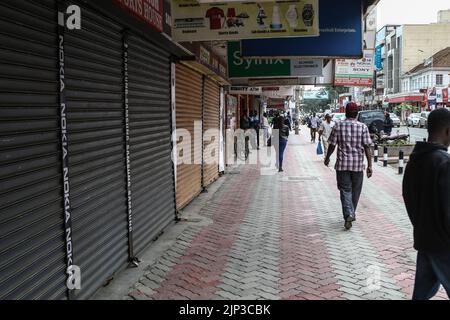 Nakuru, Kenya. 15th août 2022. Les gens marchent devant des magasins fermés dans la ville de Nakuru avant l'annonce des résultats présidentiels de l'élection générale du Kenya qui vient de se terminer. Les Kenyans attendent l’issue présidentielle des élections générales. Crédit : SOPA Images Limited/Alamy Live News Banque D'Images