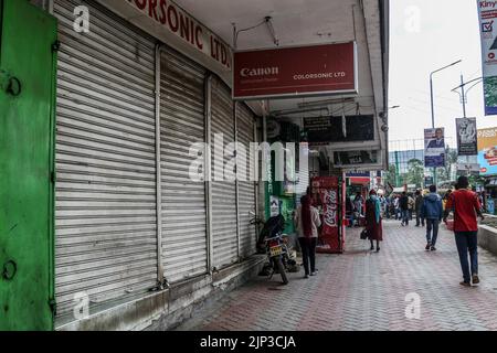 Nakuru, Kenya. 15th août 2022. Les gens marchent devant des magasins fermés dans la ville de Nakuru avant l'annonce des résultats présidentiels de l'élection générale du Kenya qui vient de se terminer. Les Kenyans attendent l’issue présidentielle des élections générales. Crédit : SOPA Images Limited/Alamy Live News Banque D'Images