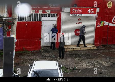 Nakuru, Kenya. 15th août 2022. Un homme ferme son magasin dans la ville de Nakuru avant l'annonce des résultats présidentiels de l'élection générale du Kenya qui vient de se terminer. Les Kenyans attendent l’issue présidentielle des élections générales. Crédit : SOPA Images Limited/Alamy Live News Banque D'Images