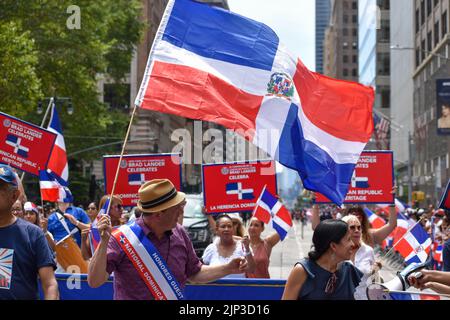 New York, États-Unis. 14th août 2022. Brad Lander, contrôleur de New York, marche le long de la Sixième Avenue lors du défilé annuel de la Journée dominicaine sur 14 août 2022 à New York, NY. (Photo par Ryan Rahman/Pacific Press/Sipa USA) Credit: SIPA USA/Alay Live News Banque D'Images