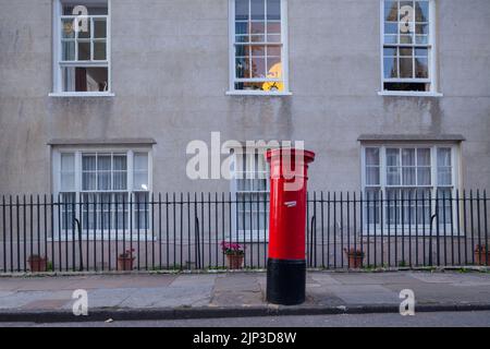 Boîte aux lettres traditionnelle anglaise à Salisbury, Wiltshire, Angleterre. Banque D'Images