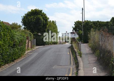 Une rue avec des arbres verts luxuriants en location au phare de North Foreland à Broadescaliers, en Angleterre Banque D'Images