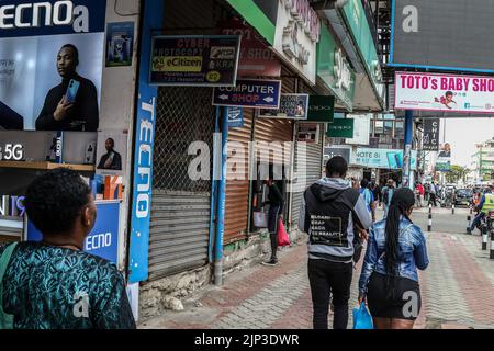 Nakuru, Kenya. 15th août 2022. Les gens marchent devant des magasins fermés dans la ville de Nakuru avant l'annonce des résultats présidentiels de l'élection générale du Kenya qui vient de se terminer. Les Kenyans attendent l’issue présidentielle des élections générales. (Photo de James Wakibia/ SOPA Images/Sipa USA) crédit: SIPA USA/Alay Live News Banque D'Images