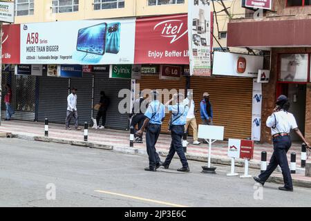 Nakuru, Kenya. 15th août 2022. Des policiers marchent à côté de boutiques fermées dans la ville de Nakuru avant l'annonce des résultats de l'élection générale du Kenya qui vient de se terminer. Les Kenyans attendent l’issue présidentielle des élections générales. (Photo de James Wakibia/ SOPA Images/Sipa USA) crédit: SIPA USA/Alay Live News Banque D'Images