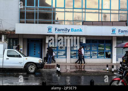 Nakuru, Kenya. 15th août 2022. Les gens marchent au-delà de la Family Bank fermé pour affaires à Nakuru Town avant l'annonce des résultats présidentiels de l'élection générale du Kenya qui vient de se terminer. Les Kenyans attendent l’issue présidentielle des élections générales. (Photo de James Wakibia/ SOPA Images/Sipa USA) crédit: SIPA USA/Alay Live News Banque D'Images