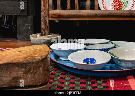 Variété et types d'ustensiles pour la cuisine simple des familles asiatiques dans le passé. Intérieur traditionnel asiatique et thaïlandais de style ancien. Cuisine ancienne Banque D'Images