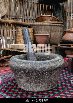 Variété et types d'ustensiles pour la cuisine simple des familles asiatiques dans le passé. Intérieur traditionnel asiatique et thaïlandais de style ancien. Cuisine ancienne Banque D'Images