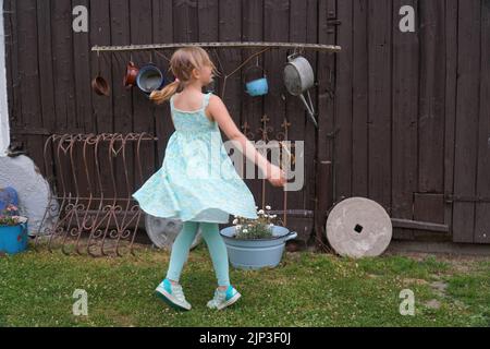 la petite fille danse devant la robe de la grange volante Banque D'Images