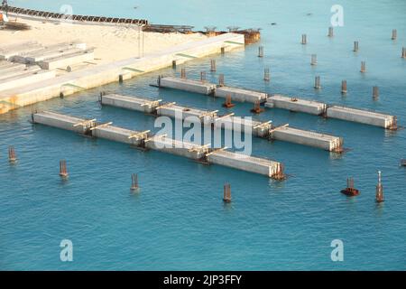 Pour la construction des ouvrages maritimes cette photo pour la construction, la construction de la jetée de Bert et tas de tuyaux en acier Pieux utilisés pour Barge pieu foncé. Banque D'Images