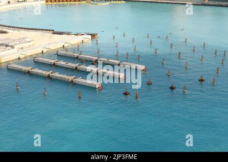 Pour la construction des ouvrages maritimes cette photo pour la construction, la construction de la jetée de Bert et tas de tuyaux en acier Pieux utilisés pour Barge pieu foncé. Banque D'Images