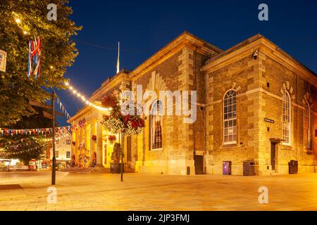 La nuit tombe au Guildhall de Salisbury, Wiltshire, Angleterre. Banque D'Images