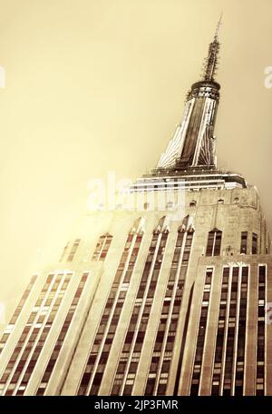 Empire State Building New York. Midtown Manhattan immeuble de bureaux.on une journée ensoleillée. Gratte-ciel Art déco emblématique dans une canicule. Réchauffement climatique USA Banque D'Images